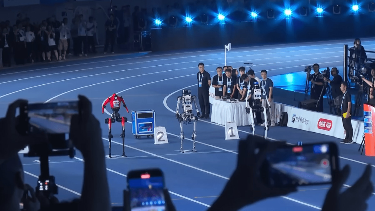 Ce robot chinois bat le record d'Usain Bolt sur 100 m… mais son atterrissage tourne au fiasco