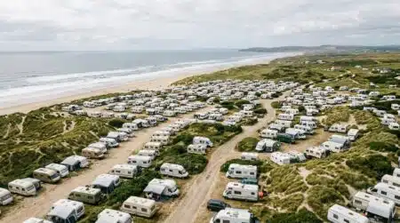 Vue aérienne de caravanes installées sur des dunes protégées