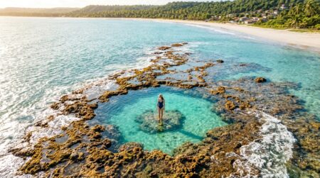 Piscine naturelle turquoise à marée basse au Brésil