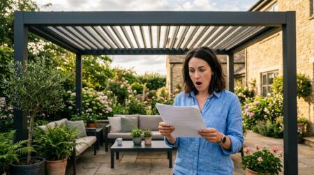 Femme surprise tenant un avis d'imposition près d'une pergola