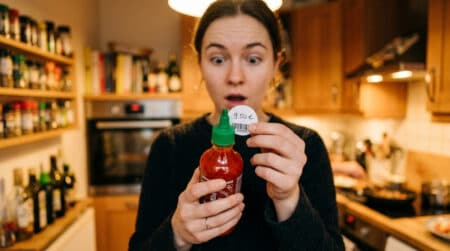 Client surpris par le prix d'une bouteille de sauce piquante