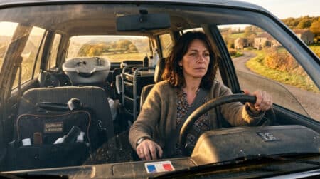Coiffeuse à domicile dans sa voiture chargée de matériel