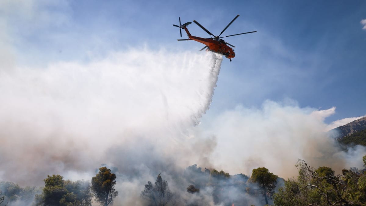 Deux hélicoptères bombardiers d'eau se percutent en Grèce : deux morts dans des vents à 100 km/h
