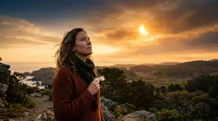 Femme observant l'éclipse solaire en Lion au lever du jour