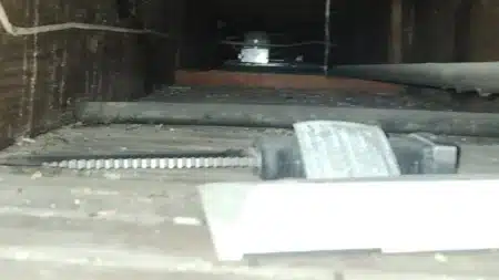 Elle cherche son chat dans sa cave et tombe sur un couteau et une lettre d'amour glaçante