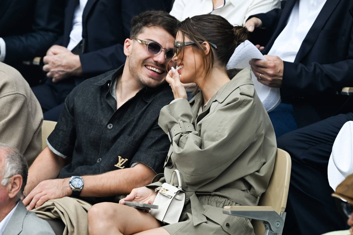 « Elle ne se cache plus » : Iris Mittenaere officialise avec Antoine Dupont, photo torride en Sardaigne