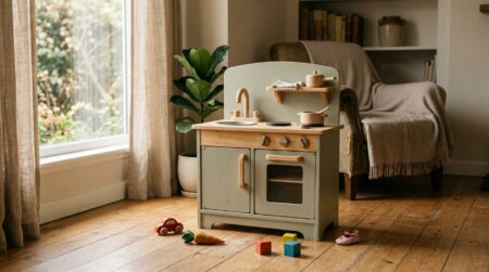 Dînette en bois pour enfants dans un salon vide
