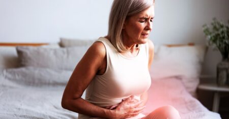 Elle vomit sans arrêt à 60 ans : les médecins découvrent une masse formée depuis sa naissance