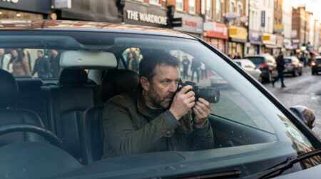 Détective privé en filature depuis une voiture