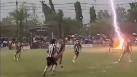 En pleine finale, la foudre frappe le terrain : un footballeur de 24 ans meurt devant ses coéquipiers