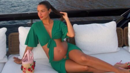 Enceinte de son premier enfant avec Charles Leclerc ? Alexandra dévoile son ventre en photos