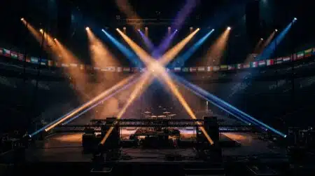 Scène de concert vide avec jeux de lumières colorées