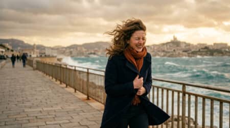 Femme face au vent sur le port de Marseille