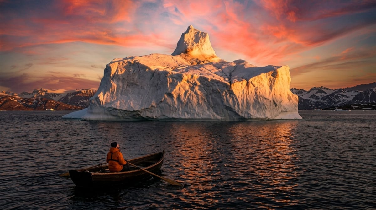 Iceberg géant flottant avec petite partie visible au-dessus de l'eau