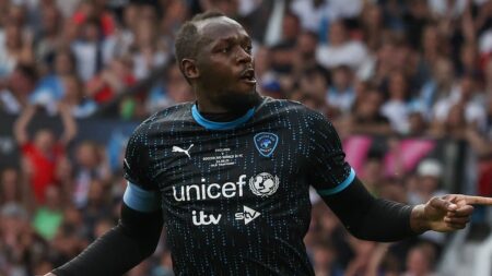 Il a détenu le record du 100m mondial, à 40 ans il rejoint un club de foot amateur anglais