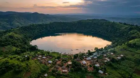 Vue aérienne du lac Nyos au Cameroun au coucher du soleil