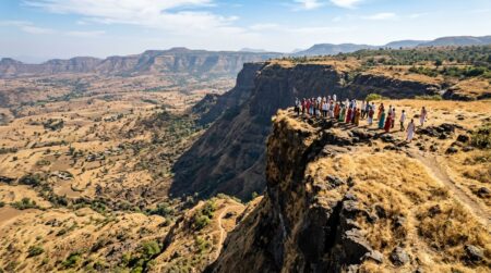 Falaise escarpée dans la campagne du Maharashtra en Inde
