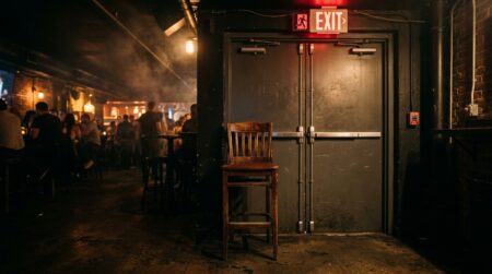 Chaise de bar posée devant une porte de secours