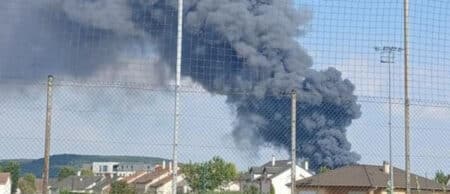 Incendie d'un entrepôt Seveso en Moselle : 30 000 habitants confinés, le confinement levé en fin de journée