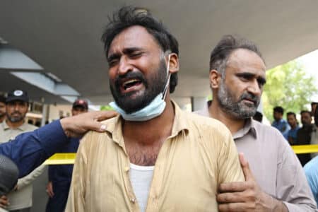 « J'ai perdu ma fille, elle n'avait que trois jours » : 14 bébés meurent dans l'incendie d'une maternité au Pakistan