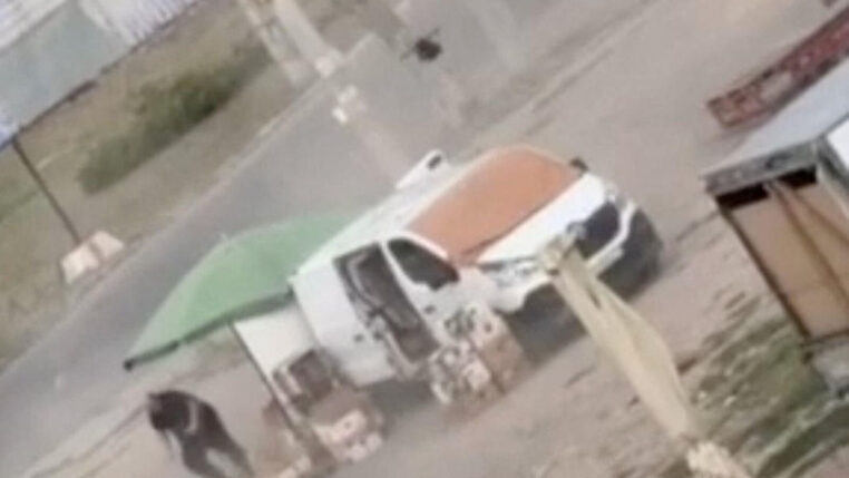 « Je me suis mis à courir » : un drone russe traque un marchand de légumes à Kherson et explose sur lui (vidéo)
