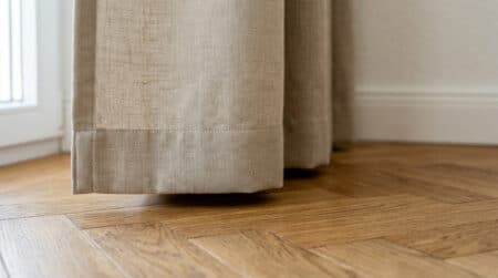 « Je ne laisse plus un rideau toucher le sol » : la règle des décorateurs qui change tout dans un salon