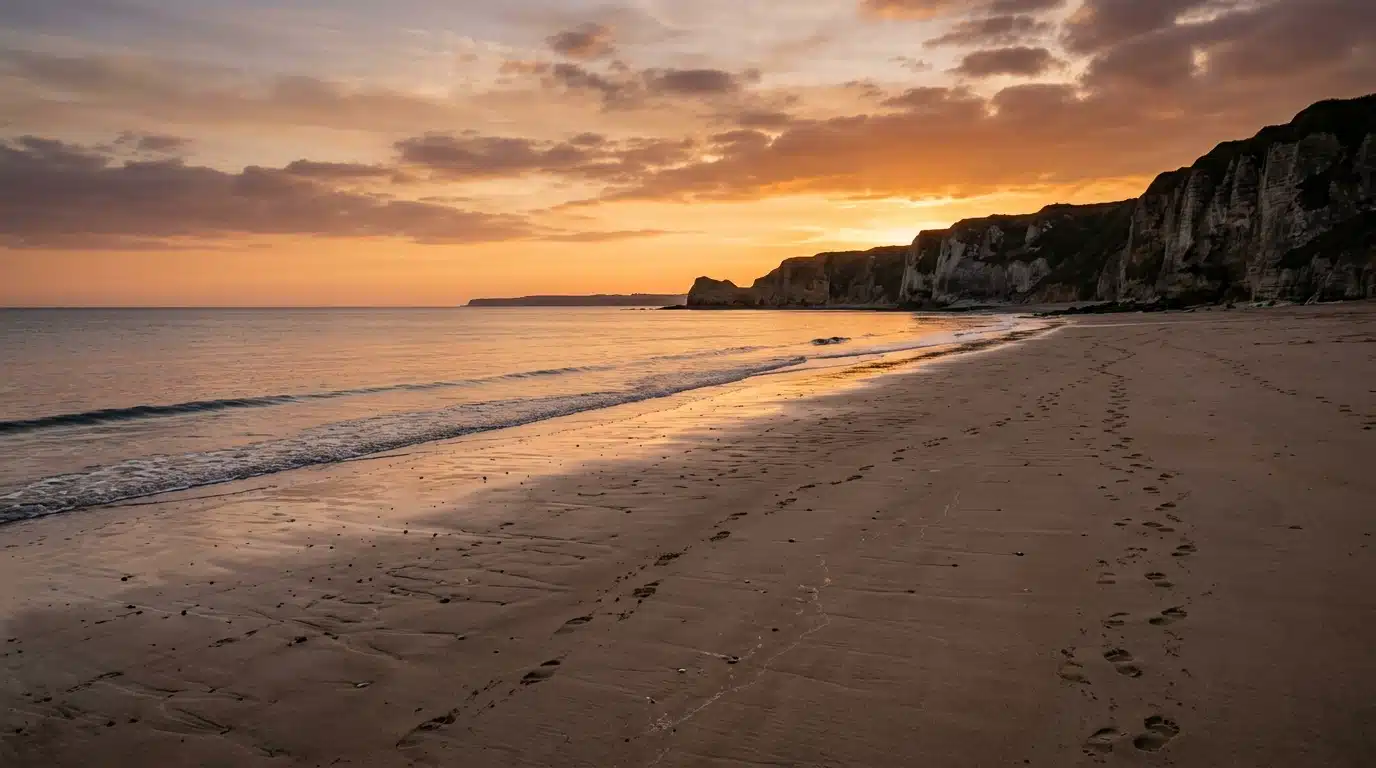 Plage normande au coucher du soleil