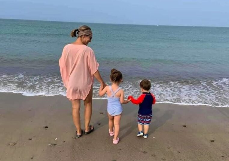 Massachusetts : son mari absent 25 minutes, une mère étrangle ses deux aînés