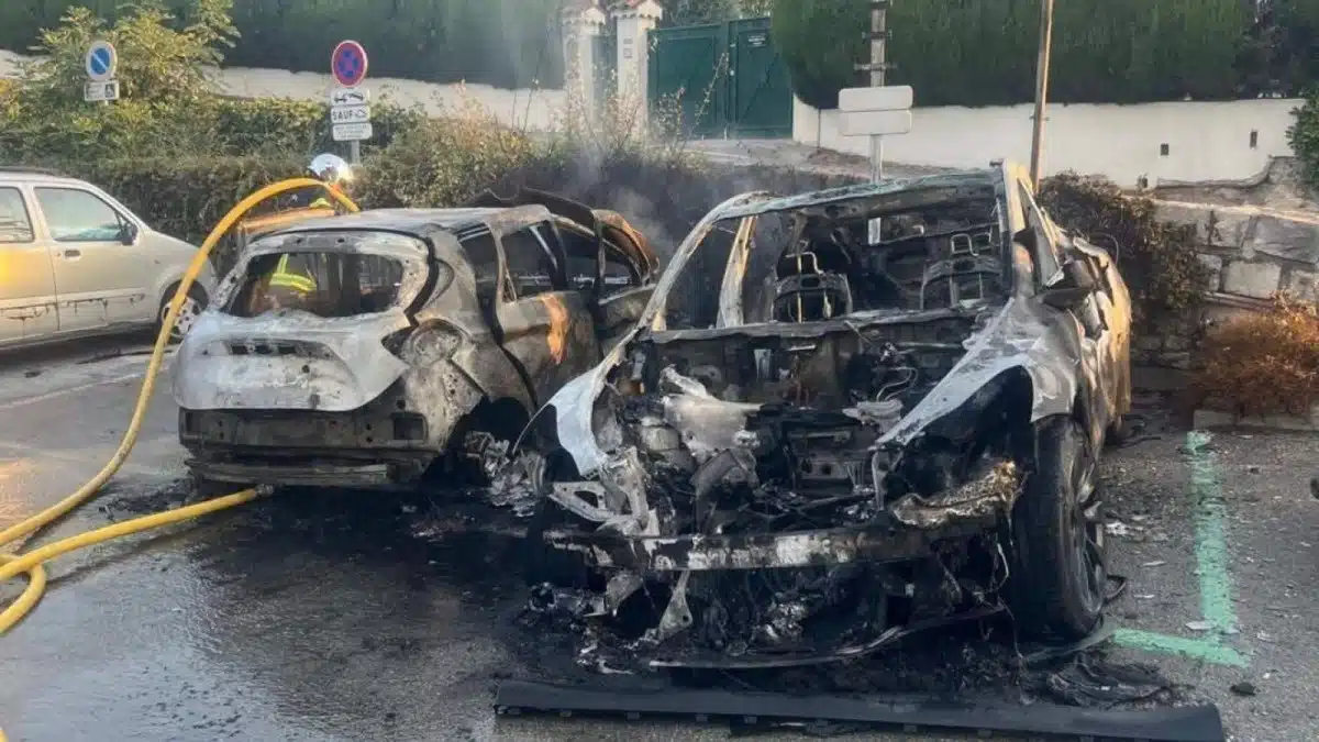 Mougins : une Zoé en charge prend feu, une Tesla brûle à côté et des policiers finissent aux urgences