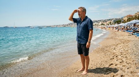 Homme surveille la mer sur une plage l'été