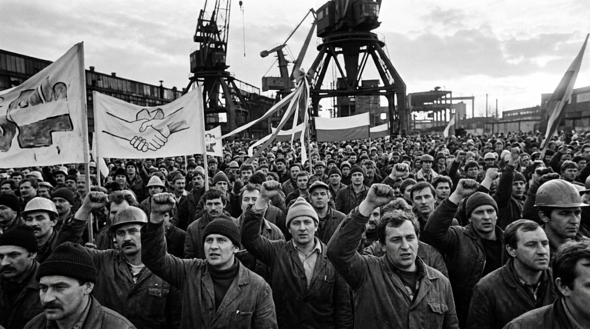 Ouvriers polonais rassemblés au chantier naval de Gdańsk en 1980