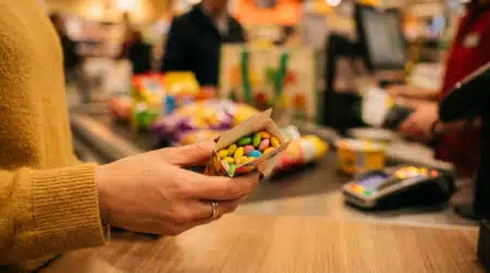 Paquet de chewing-gums en caisse de supermarché