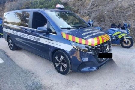 Peinture bleue, gyrophares, bandes rouges : ce taxi confondu avec un véhicule de gendarmerie à Saint-Tropez