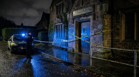 Funérarium anglais de nuit avec bande de police