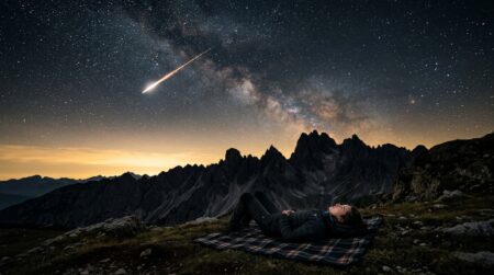 Ciel étoilé avec une étoile filante au-dessus des montagnes