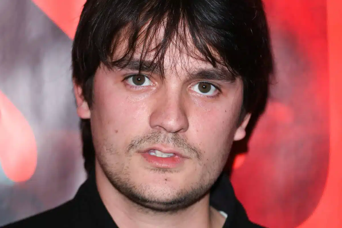 Pistolet d'alarme, chat congelé, patte empaillée : ce qu'Alain-Fabien a glissé dans le cercueil d'Alain Delon