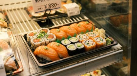 Plateau de sushis frais au rayon supermarché