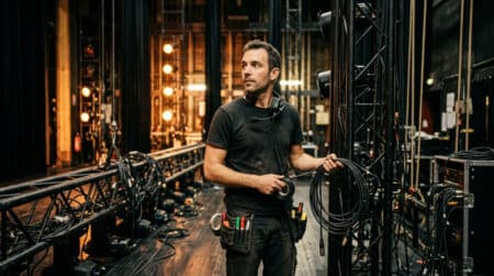 Régisseur de théâtre parmi les projecteurs en coulisses