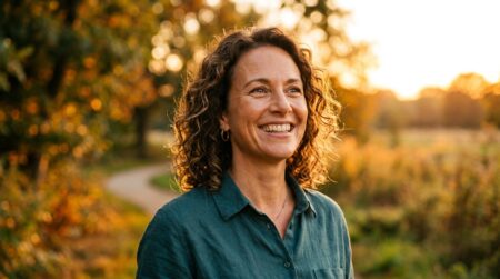 Femme souriante en extérieur sous la lumière dorée d'été