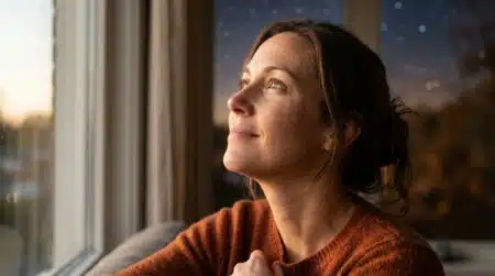Visage empreint d'émerveillement sous une lumière dorée d'automne