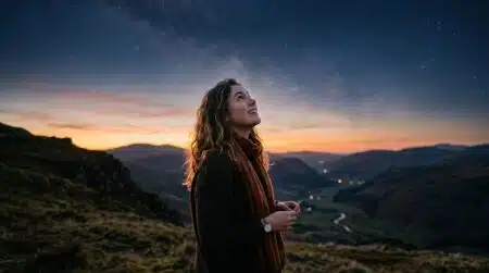 Jeune femme regardant le ciel étoilé au crépuscule