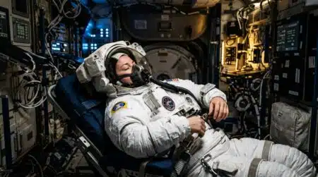 Astronaute respirant de l'oxygène pur avant une sortie spatiale