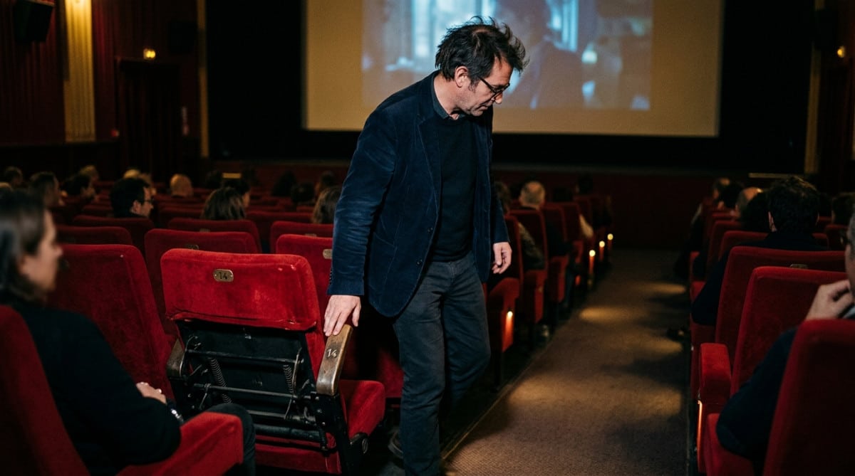 Spectateur se levant d'un fauteuil de cinéma qui se replie