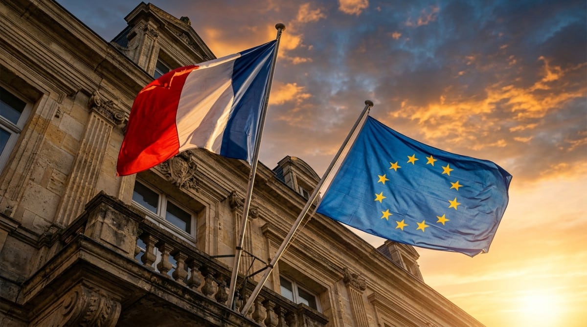 Vue du bas des deux drapeaux sur une mairie française
