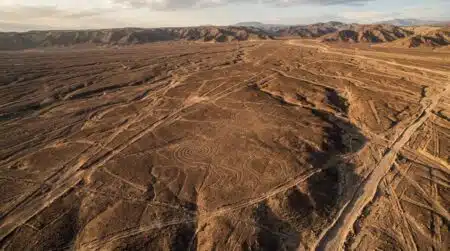 Lignes de géoglyphes visibles dans le désert de Nazca