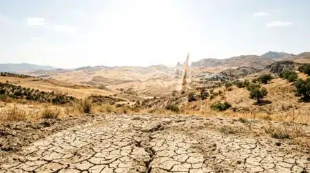 Paysage andalou desséché sous une chaleur écrasante