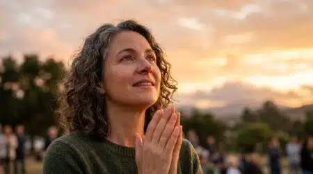 Personne souriante regardant un ciel doré étoilé