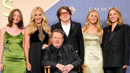 À 65 ans, Michael J. Fox assis sur le tapis rouge des Emmys pour une raison bouleversante