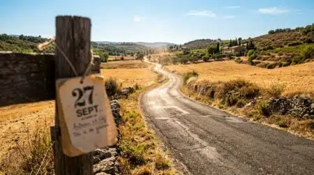 Route de campagne sous un soleil intense fin septembre