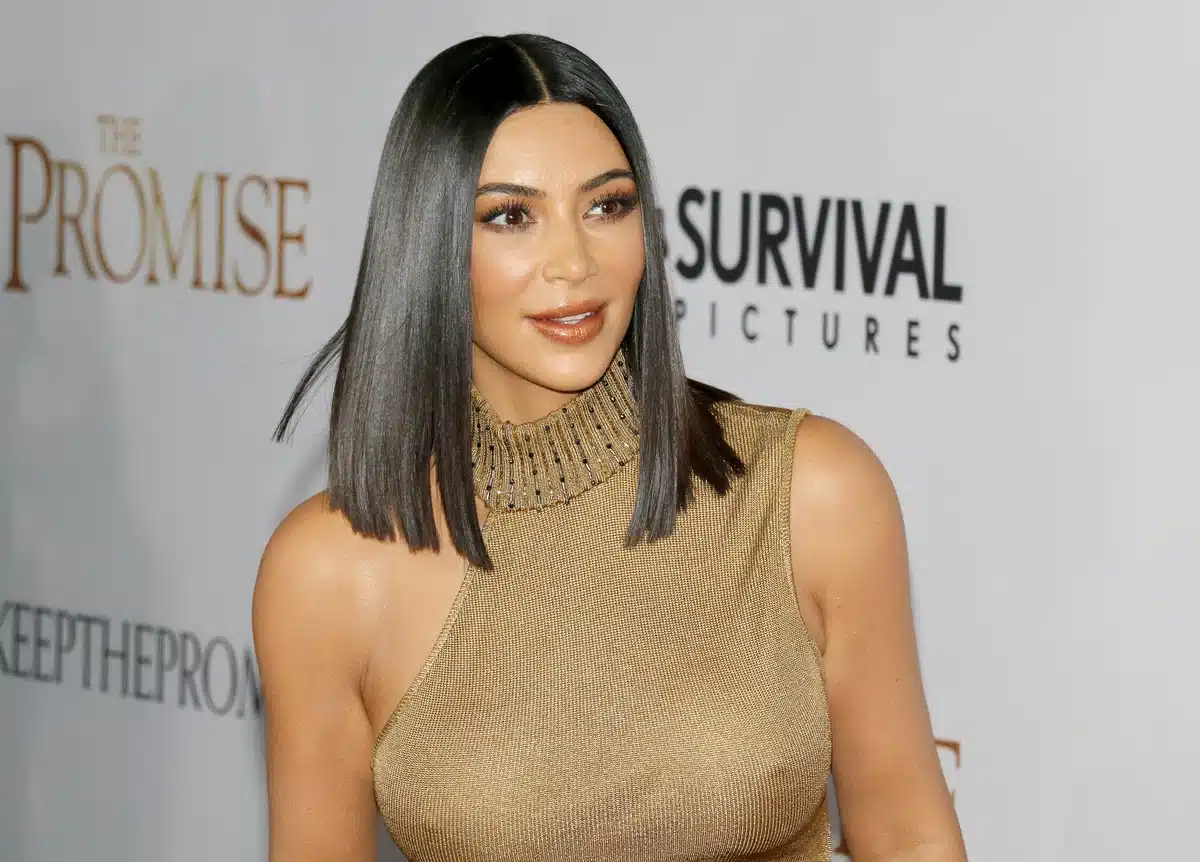 Allongée sur un lit d'hôpital, Kim Kardashian révèle une maladie liée à la mort de son père il y a 20 ans